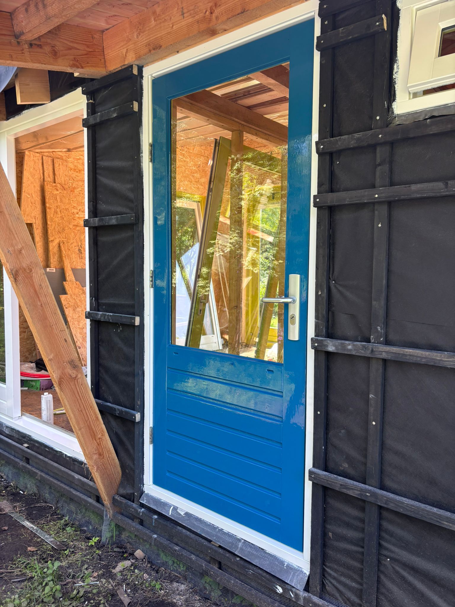 Deur van tuinhuis geschilderd - buitenschilderwerk Groningen - Stef werkt