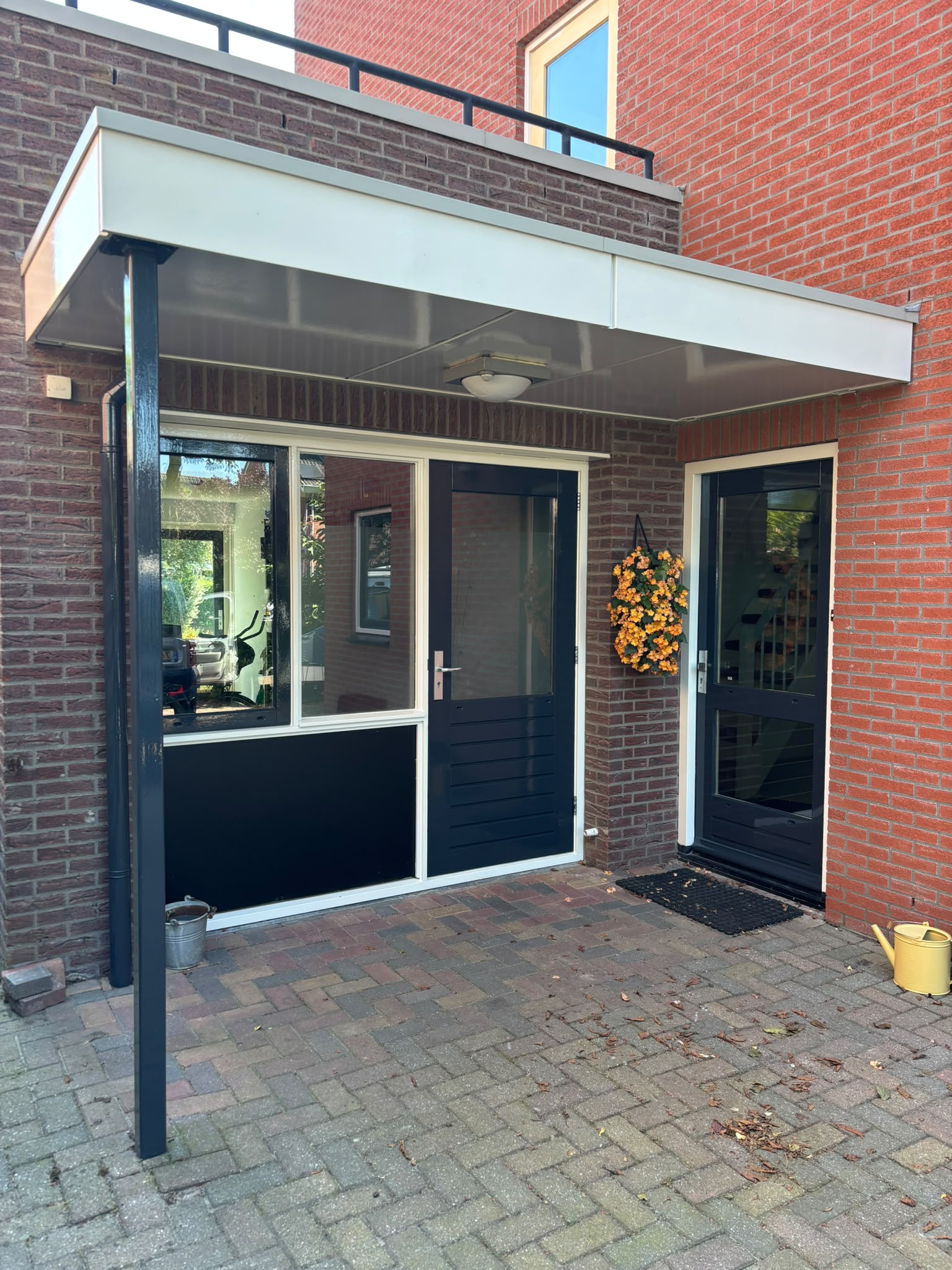 Front door, frames and canopy painted - exterior painting Groningen - Stef werkt