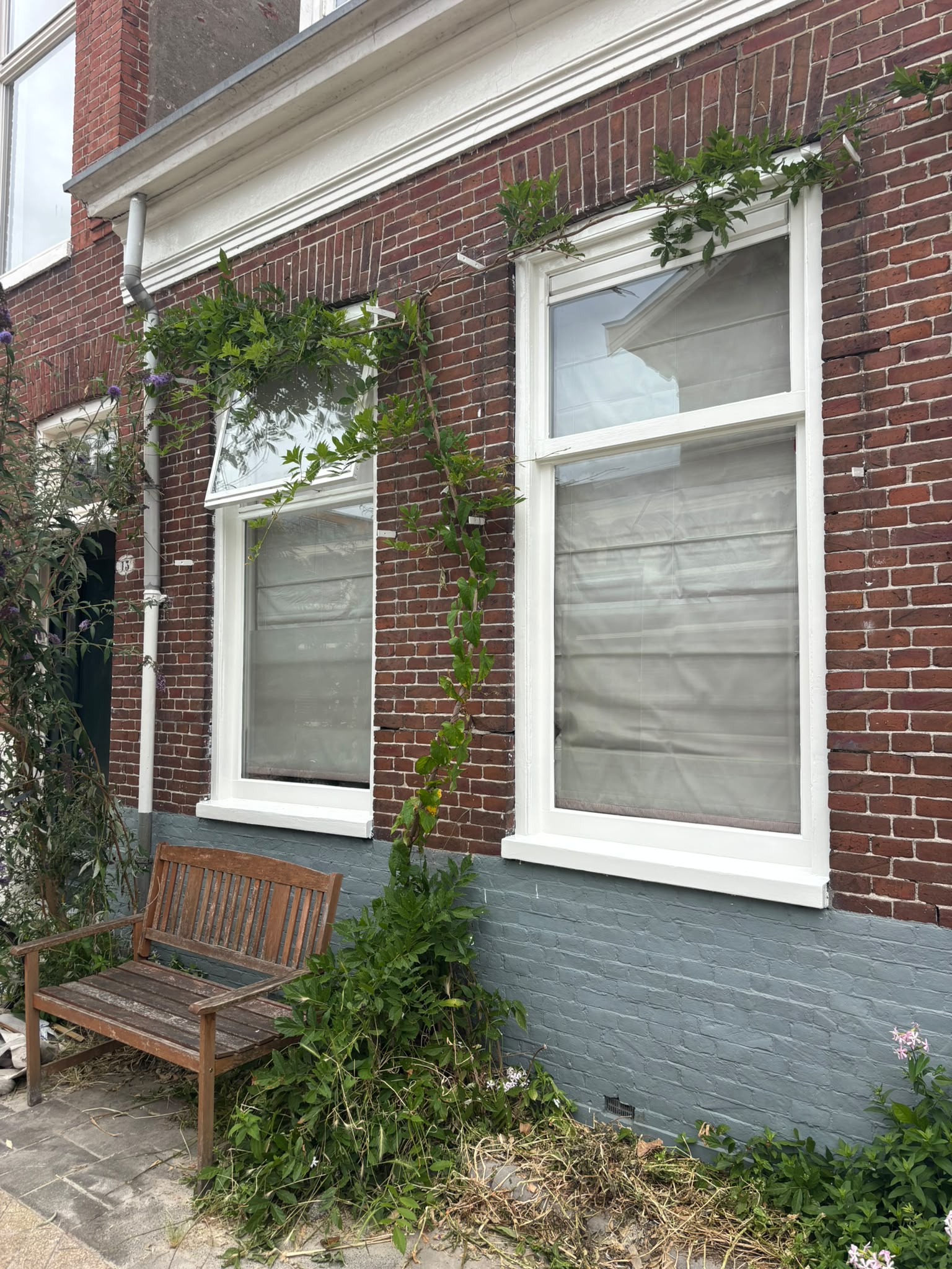 White window frames and plinth painted on a 1930s house - exterior painting Groningen - Stef werkt