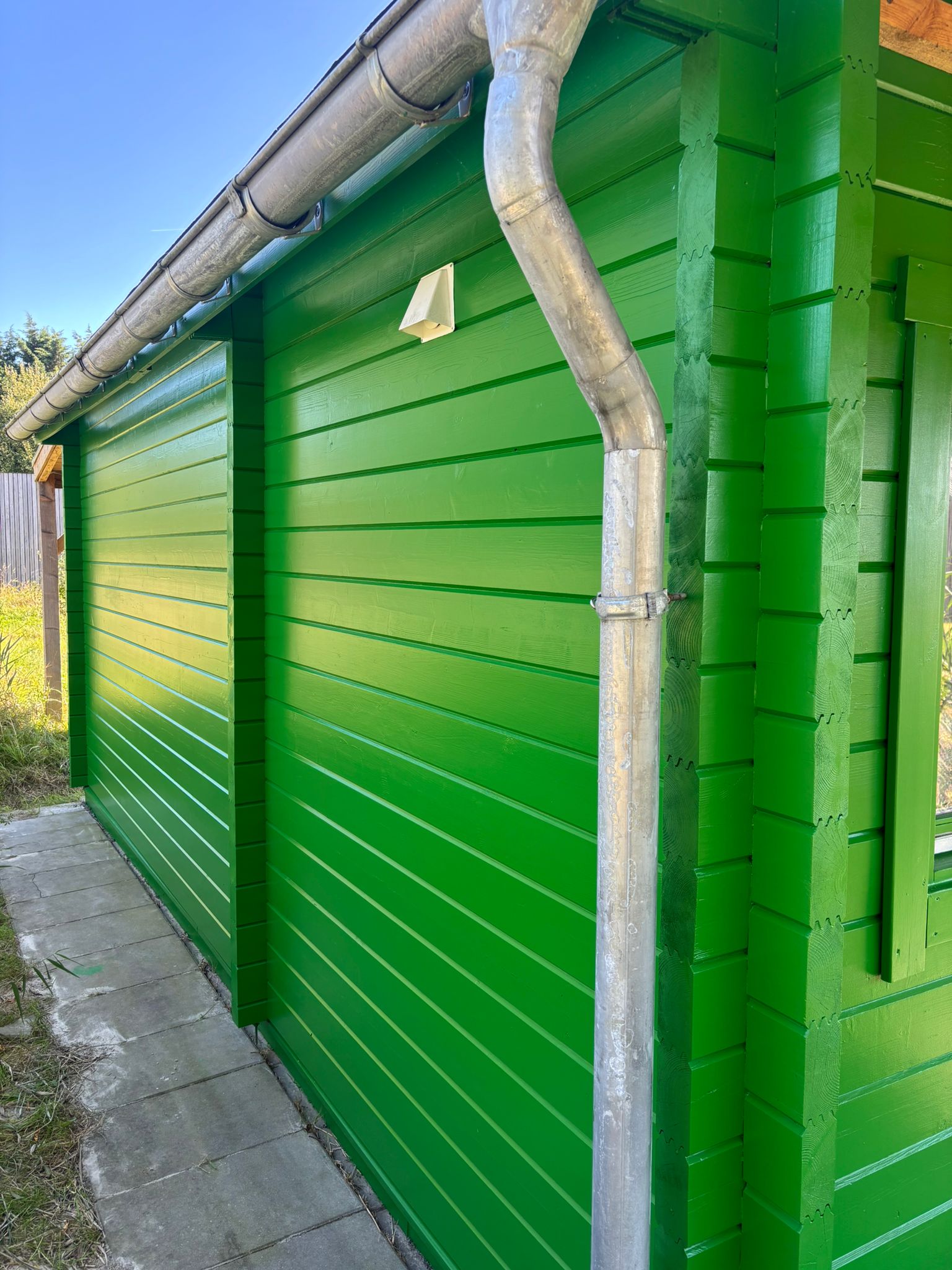 Tinyhouse side - exterior painting Groningen - Stef werkt